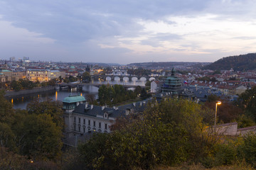 Fototapeta premium Nocne miasto Praga z katedrami, wieżami i mostami, Republika Czeska