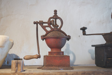 Obraz na płótnie Canvas old coffee bean grinder, vintage kitchenware