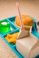 Zelfklevend Fotobehang School Lunch Dienblad Cheeseburger © Ezume Images