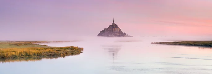 Zelfklevend Fotobehang Zonsondergang aan zee groothoekpanorama van roze mistige ochtend rond oud kasteel op het eiland in Frankrijk
