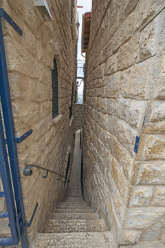 Fototapeta Very Narrow alleyway in an old city