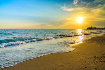 Naklejka premium Złoty zachód słońca na plaży
