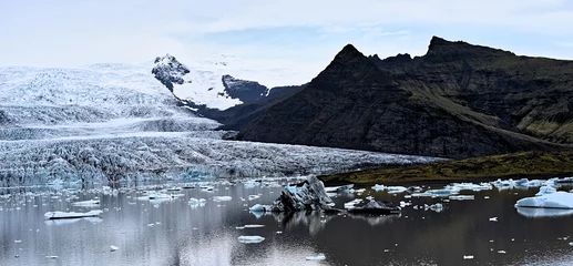 Fotobehang Gletsjers Fjallsarlon Glacial Lagoon, peaceful pieces of glaciers in lake