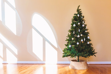 Fototapeta na wymiar Decorated Christmas Tree in a large interior room