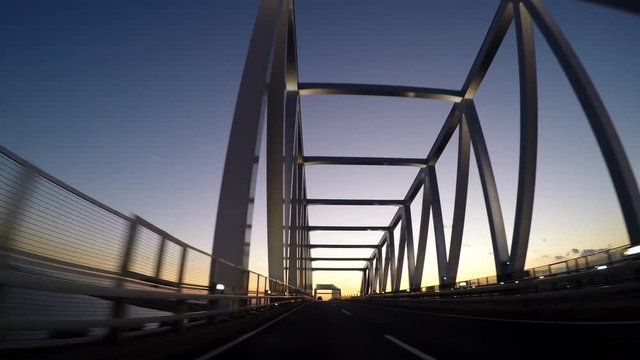 日没前に東京ゲートブリッジをドライブ