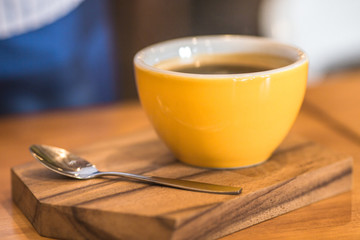 The background of yellow coffee mugs placed on ornamental plants, is a new design to serve the customers of today's cafes.