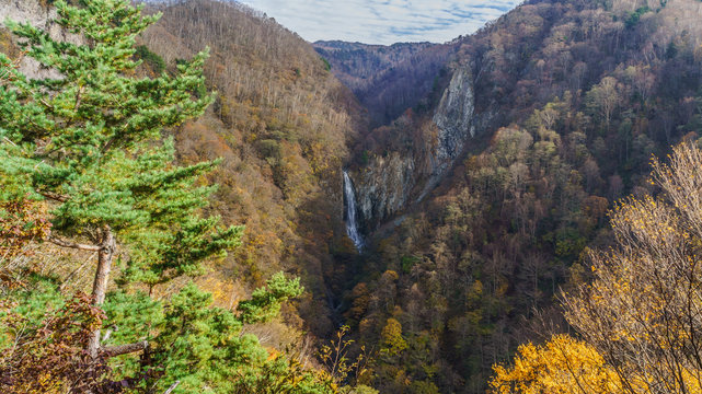  展望台からみた秋の澗満滝の風景