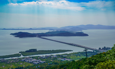 Looking at the distant scenery on the edge of Taihu Lake