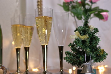 クリスマスパーティーの様子　リスマスツリーと薔薇の花とシャンパンとシャンパンボトル