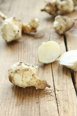 Topinamburknollen Topinambur Knollen Topinamburknolle frisch roh Anschnitt