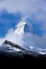 Fototapeta na wymiar Matterhorn in den Wolken