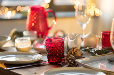 Obraz na płótnie Canvas christmas, holidays and eating concept - table served for festive dinner at home