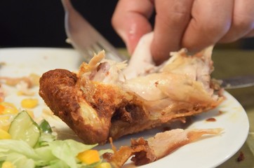 Gebratenes Hühnchen mit den Fingern gegessen