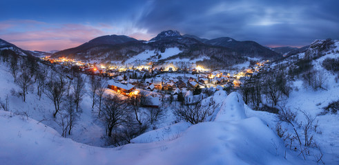 Landschap met dorp bij winternacht, panorama