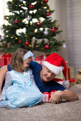 Fototapeta na wymiar Dad and daughter under the Christmas tree