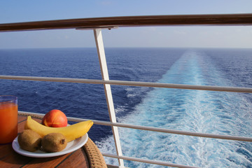 Frühstück, Obst-Teller an Deck auf einem Kreuzfahrtschiff 