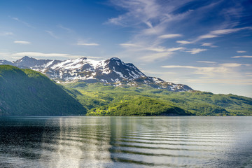 Wasser-Landschaft nördlich von Finnsnes in Norwegen