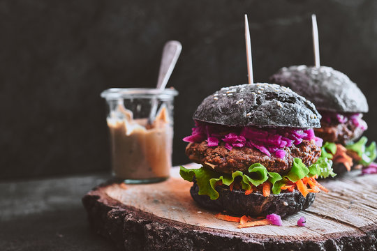Czarne burgery z sezamem