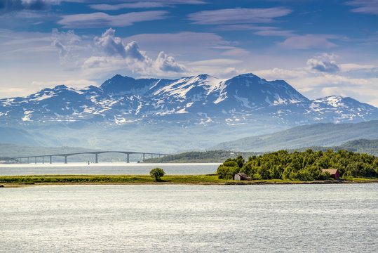 Landschaft mit der Gisundbrua oder Gisundbr&uuml;cke bei Finnsnes, in der Provinz Troms, in Norwegen