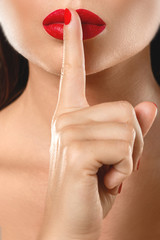 Naklejka premium Kobieta pokazuje gest uciszenia lub ciszy