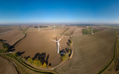 Panorama einer Landschaft mit mehreren Windkrafträdern