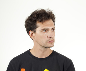 Obraz premium Miły mężczyzna pozuje w profilu