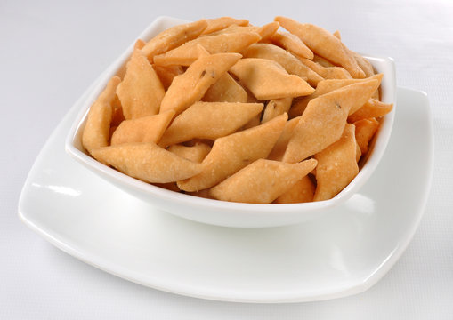 Shakar Para / Namak Para, a popular Indian snack enriched with carbofydrates and an instant source of energy as well. 