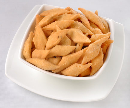 Shakar Para / Namak Para, a popular Indian snack enriched with carbofydrates and an instant source of energy as well. 