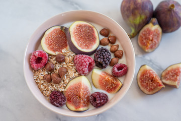 Joghurt mit Feigen und Beeren 