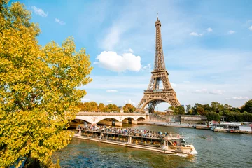 Fototapeten Blick auf den Eiffelturm an der Seine im Herbst in Paris © rh2010