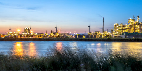 Obraz premium Chemical plant long exposure landscape at dusk