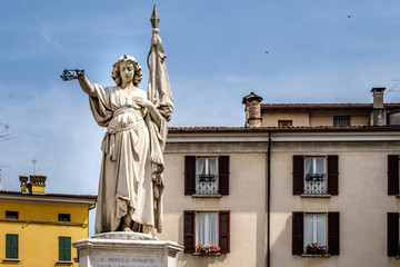 Obraz premium Brescia, monumento in piazza della Loggia