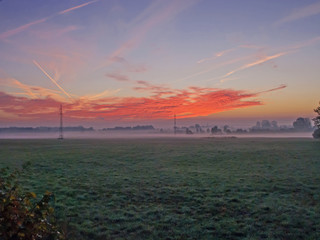 Fototapeta Spektakularny wschód słońca nad łąkami. obraz