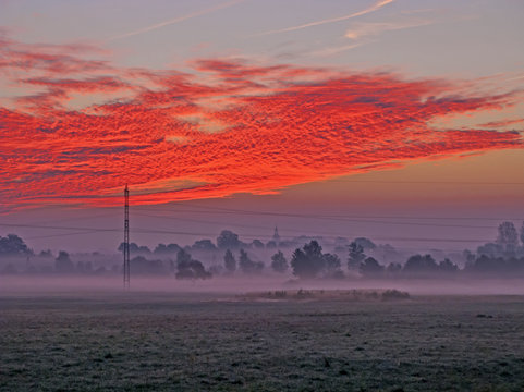 Fototapeta Spektakularny wschód słońca nad łąkami.