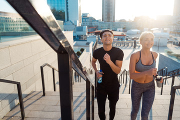 Naklejka premium Active couple running up