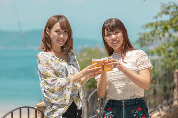 バカンス　ビーチ　乾杯　イメージ