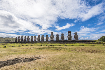 Fototapeta na wymiar Panoramica frontale dei 15 moai di Tongariki