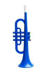 Trompeta de plástico azul para niños sobre fondo blanco aislado. Vista de frente