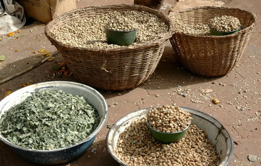 Jour de marché, paniers de graines et ingrédients divers, Burkina Faso, Afrique
