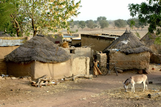 Village traditionnel, maison en terre et toit de paille ou d'herbes, Burkina Faso, Afrique