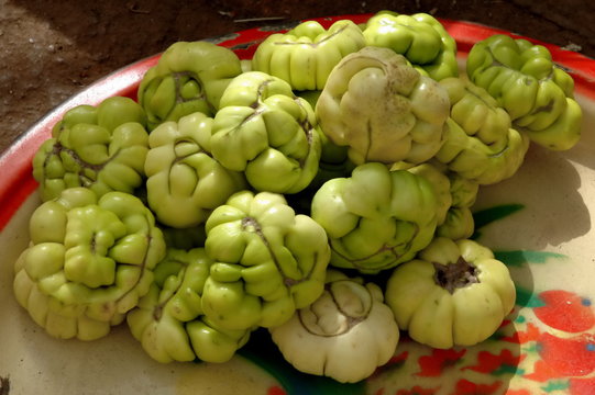 L&eacute;gumes verts vendus sur un march&eacute;, bassine color&eacute;e, Burkina Faso, Afrique