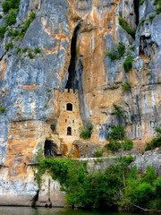 Tour dans la roche à Saint-Cirq-Lapopie - obrazy, fototapety, plakaty