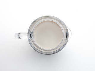 Una jarra de cristal con leche vista cenitalmente