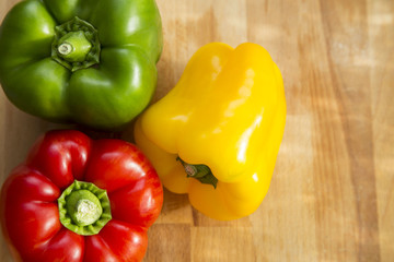 Verdura fresca, pimiento rojo, verde, amarillo, tabla de madera, dieta, comida sana