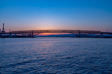 Obraz premium 港大橋の夕暮れ