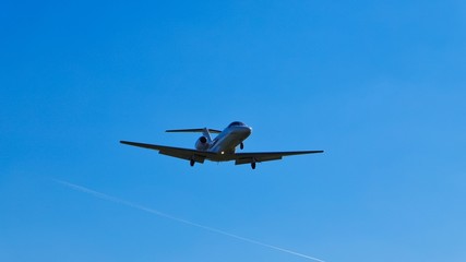 Fototapeta na wymiar flugzeug im landeanflug