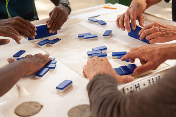 playing domino Calle ocho