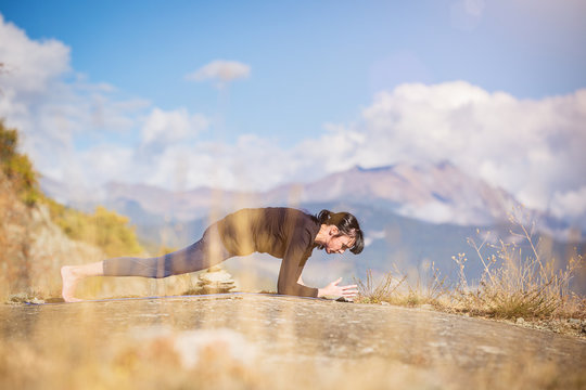 Yoga nel parco. Giovane ragazza pratica yoga all'aperto.