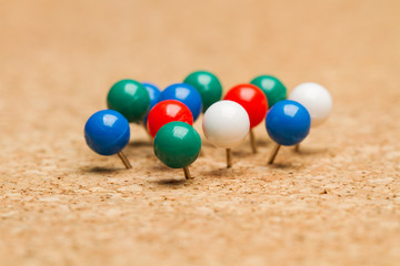 chinchetas de colores pinchadas en corcho
