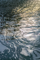 Schieren auf der Wasseroberfläche